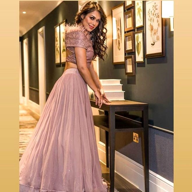 Gözəllik kraliçası koronavirusa görə peşəsinə geri dönür - FOTOLAR